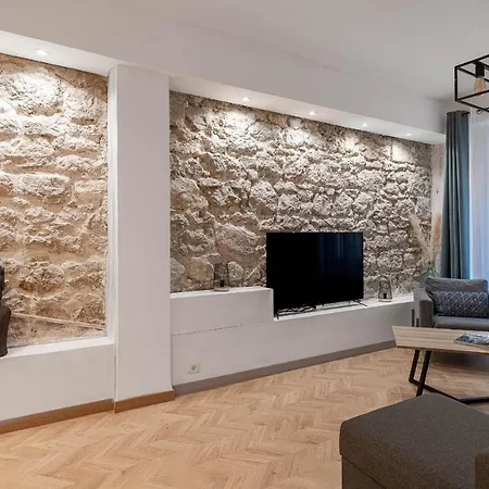 Decorated 2 Bedrooms Air Conditionning, Center Lejlighed