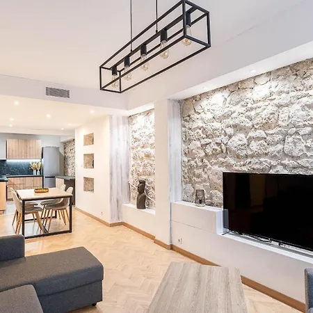 Decorated 2 Bedrooms Air Conditionning, Center Lejlighed