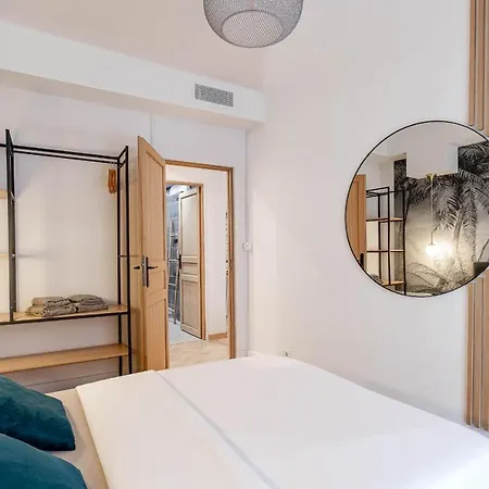 Decorated 2 Bedrooms Air Conditionning, Center Lejlighed *