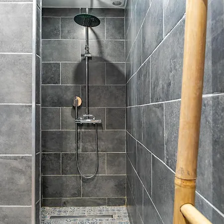 Decorated 2 Bedrooms Air Conditionning, Center Lejlighed