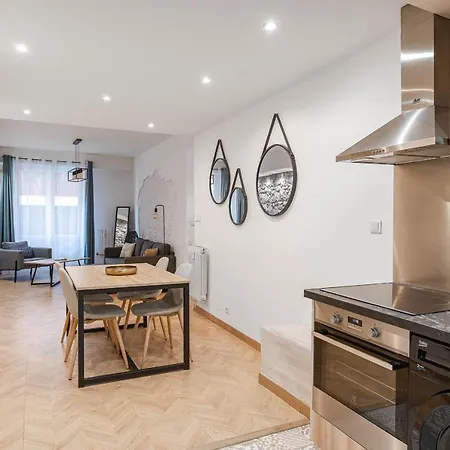 Decorated 2 Bedrooms Air Conditionning, Center Lejlighed