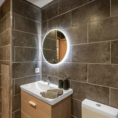 Decorated 2 Bedrooms Air Conditionning, Center Lejlighed *